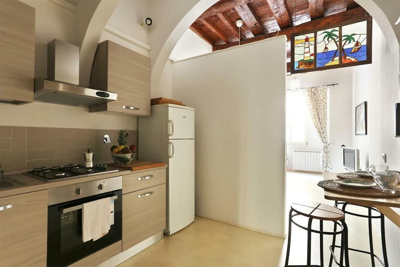 Tropical Florence Apartment 0*,